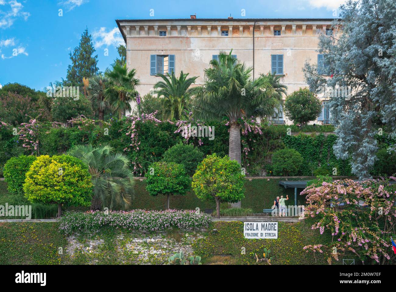 Isola Madre Italie, vue en été des jardins luxuriants en terrasse menant au Palazzo del Isola Madre, îles Borromeo, Lac majeur, Piémont Banque D'Images
