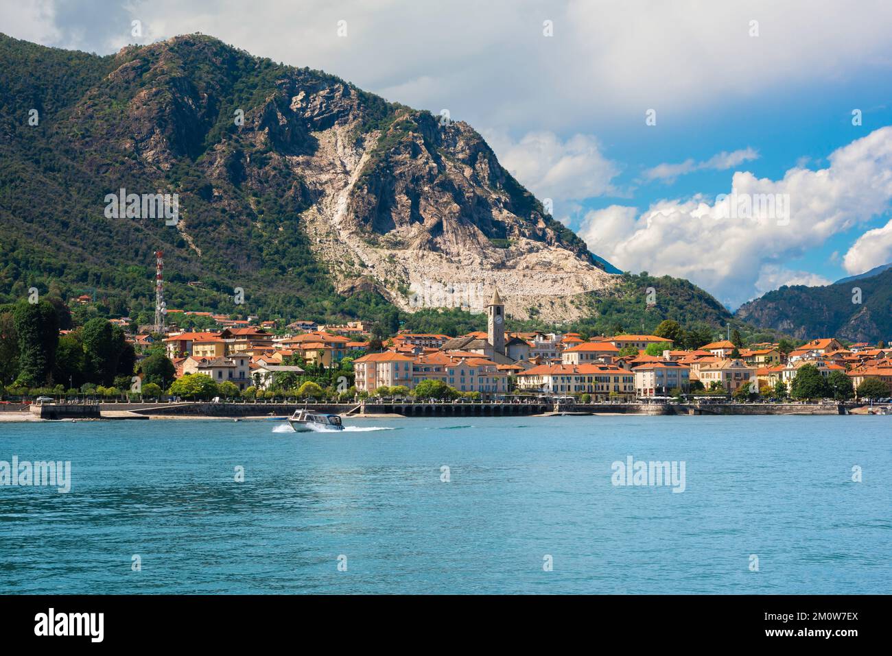 Italie ville des lacs, vue en été de Baveno - une ville pittoresque au bord du lac majeur, Piémont, Italie Banque D'Images