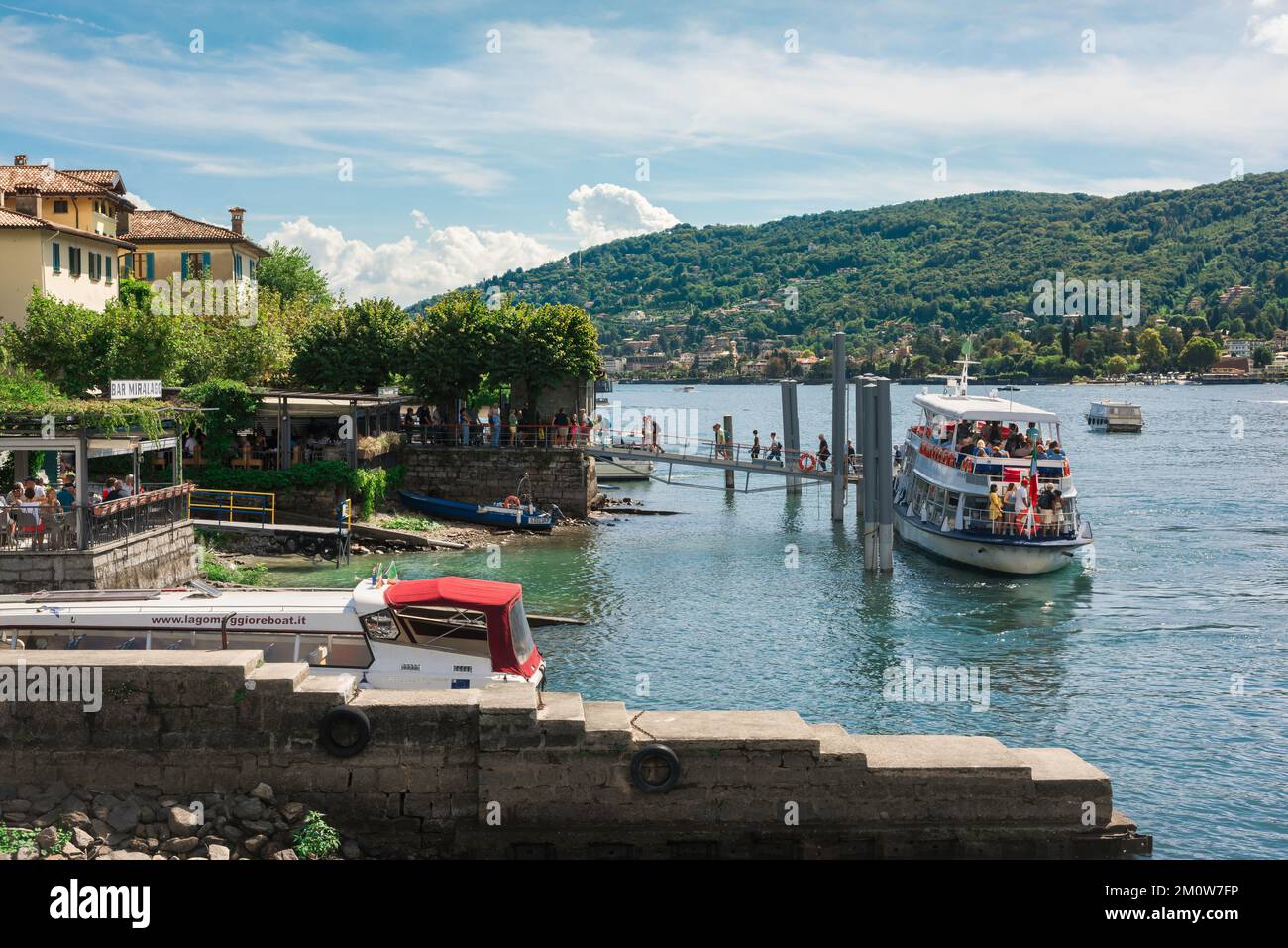 Isola Superiore, vue en été des gens débarquant à Isola Superiore - ou Isola Pescatori (île des pêcheurs) - sur le lac majeur, en Italie Banque D'Images