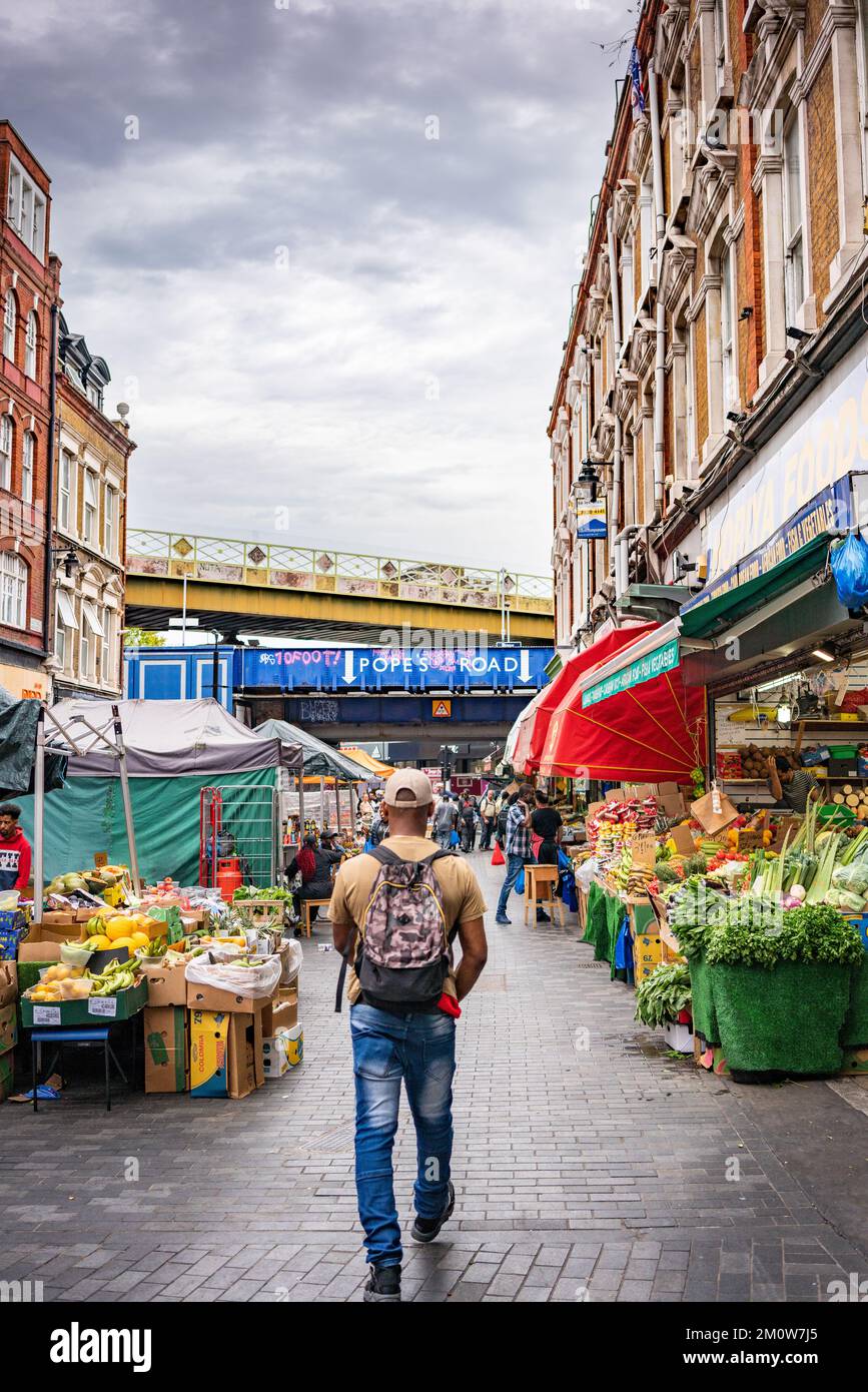 Homme marchant dans le marché de Londres Banque D'Images