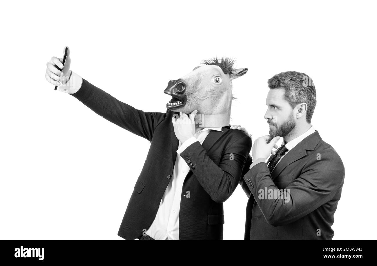 Diffusion en direct avec votre téléphone. Les employés prennent le selfie avec leur smartphone. Diffusion mobile en direct Banque D'Images