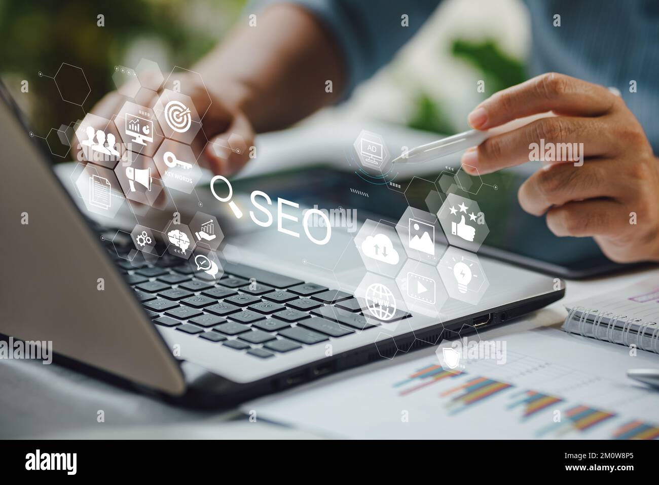SPÉCIALISTE INFORMATIQUE gérer l'optimisation des moteurs de recherche : SEO avec contenu de médias sociaux et publicité de site Web. Banque D'Images