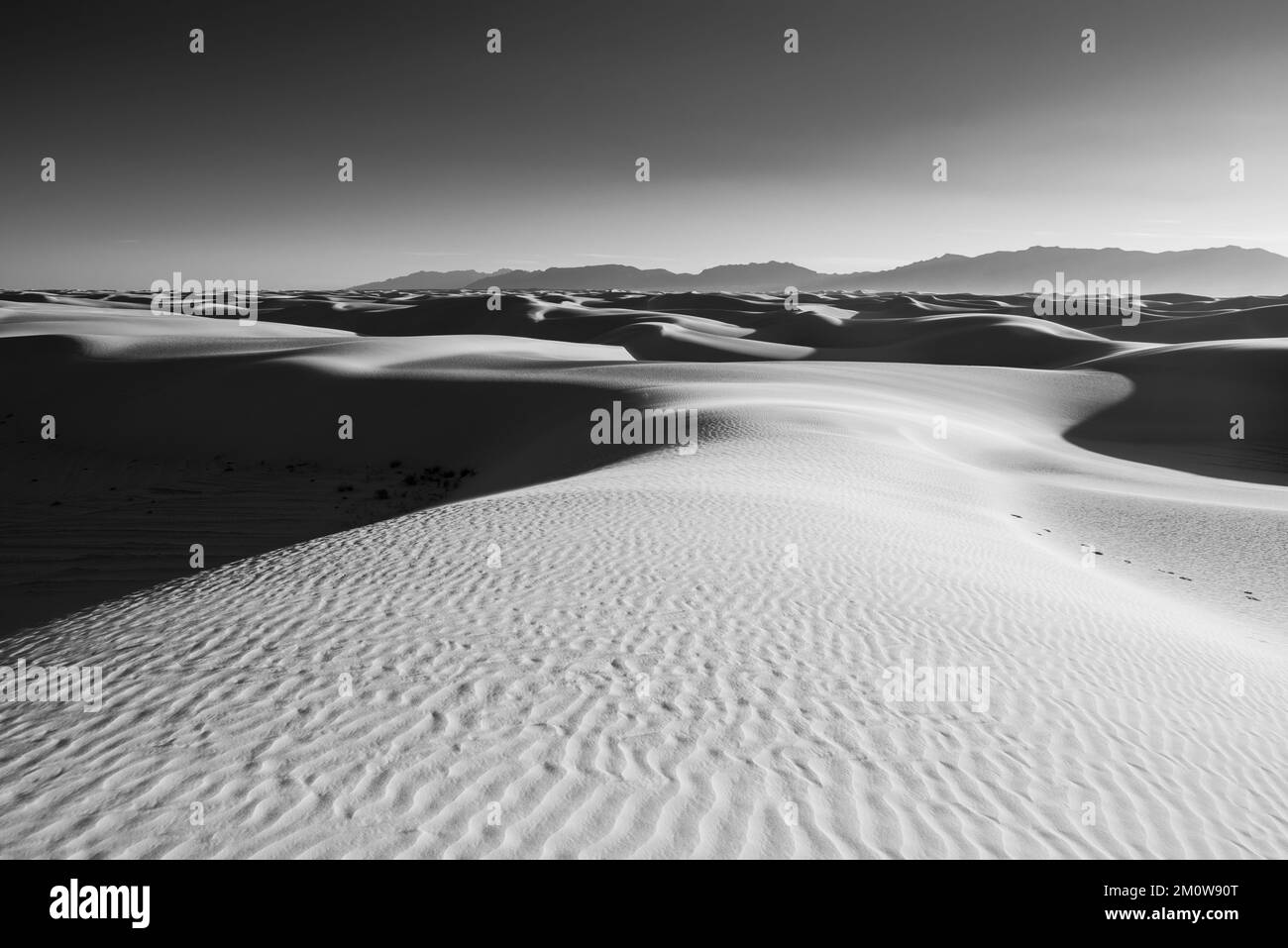 Photographie du parc national de White Sands, près d'Alamogordo, Nouveau-Mexique, États-Unis, lors d'une belle soirée d'automne. Banque D'Images