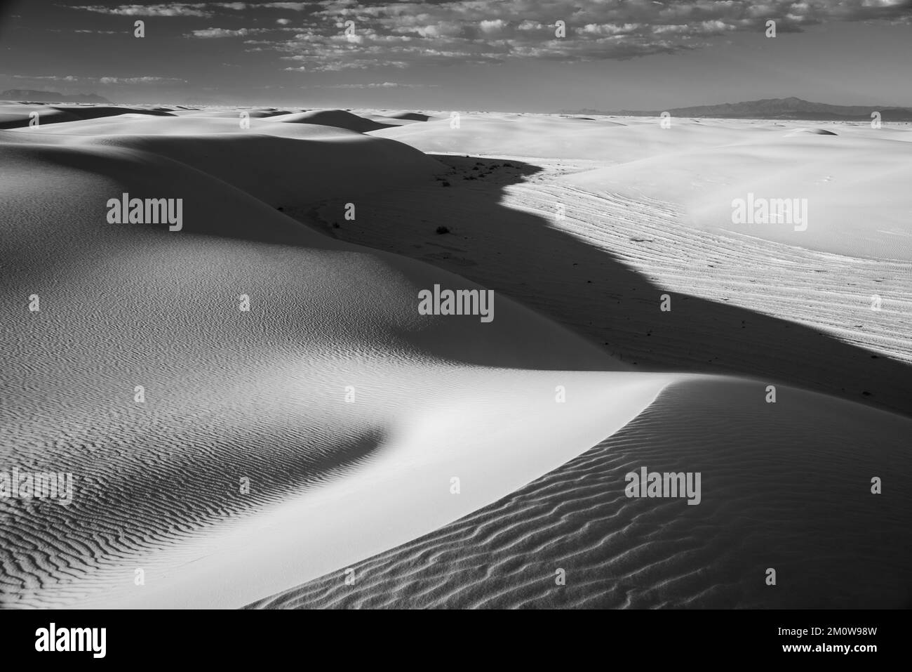 Photographie du parc national de White Sands, près d'Alamogordo, Nouveau-Mexique, États-Unis, lors d'une belle soirée d'automne. Banque D'Images