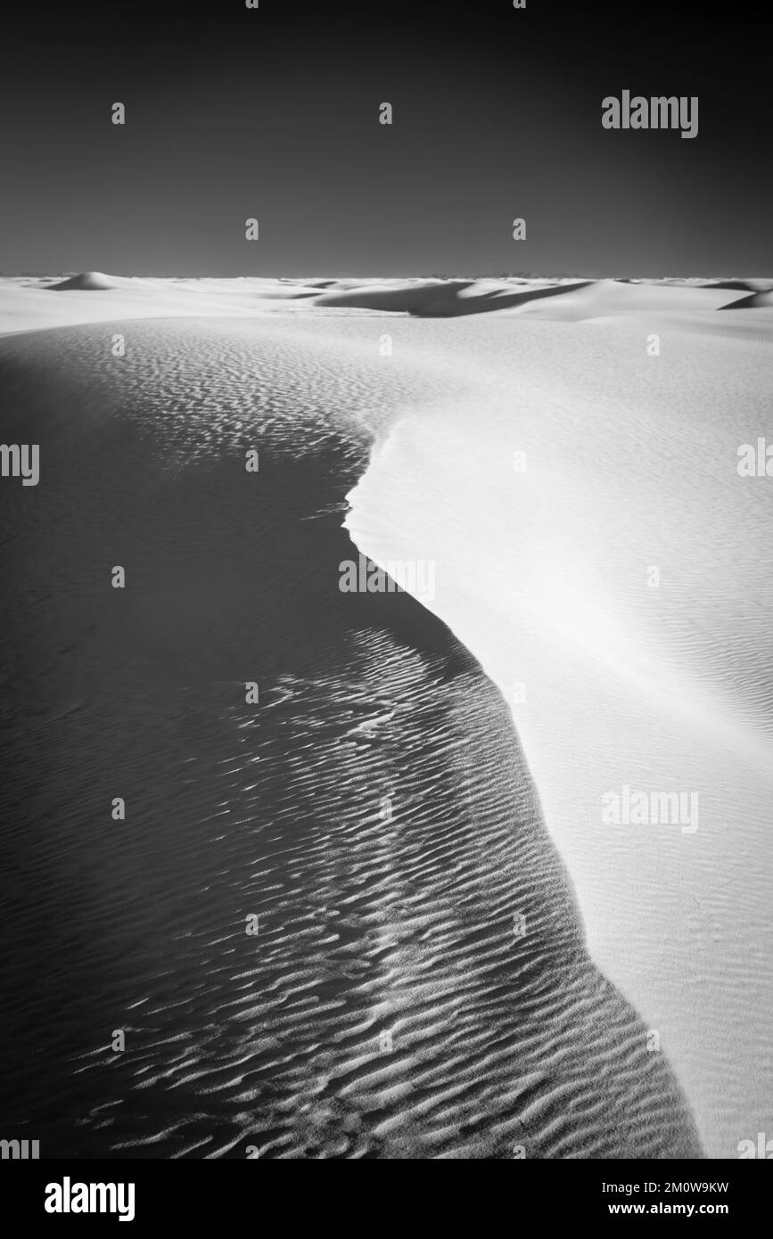 Photographie du parc national de White Sands, près d'Alamogordo, Nouveau-Mexique, États-Unis, lors d'une belle soirée d'automne. Banque D'Images