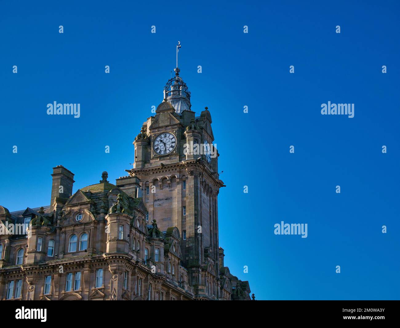 La tour de l'horloge de l'hôtel Balmoral à Édimbourg, en Écosse - un hôtel de luxe et un point de repère situé à l'extrémité est de Princes Street. Banque D'Images