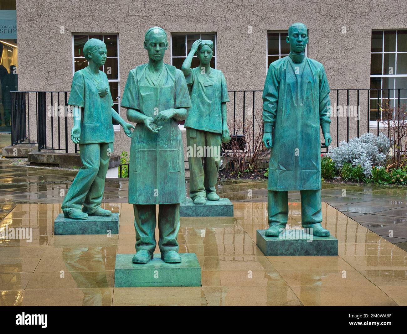 Le groupe de figures sculptées intitulé « votre prochain souffle » au Royal College of Surgeons à Édimbourg. Dédié au personnel du NHS qui a travaillé à la pandémie. Banque D'Images