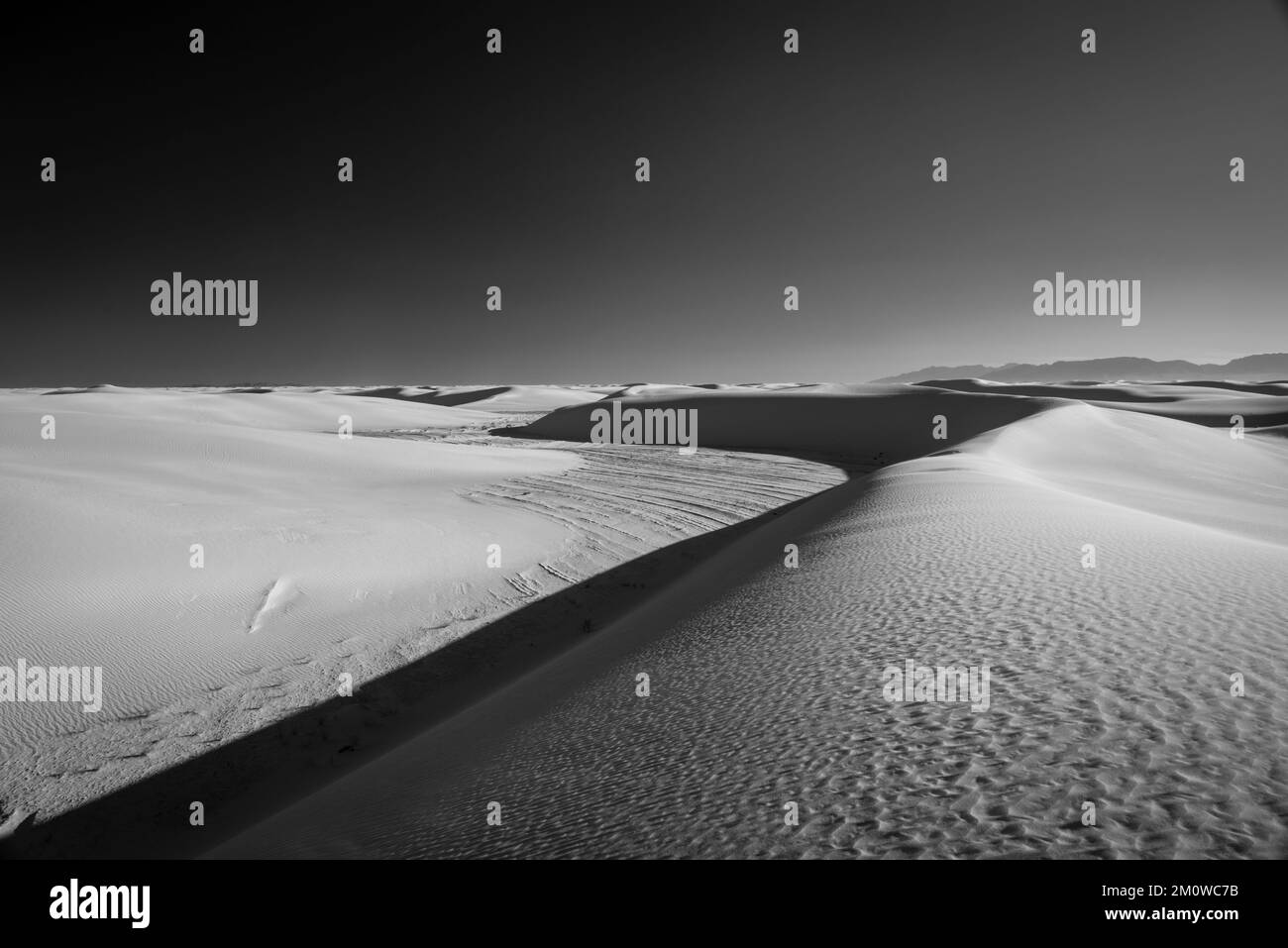 Photographie du parc national de White Sands, près d'Alamogordo, Nouveau-Mexique, États-Unis, lors d'une belle soirée d'automne. Banque D'Images