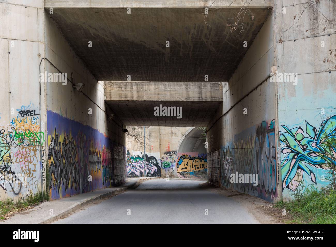 Barcelone, Espagne -2 avril 2016: Ponts avec leurs murs pleins de graffiti. Expression artistique ou acte de vandalisme Banque D'Images