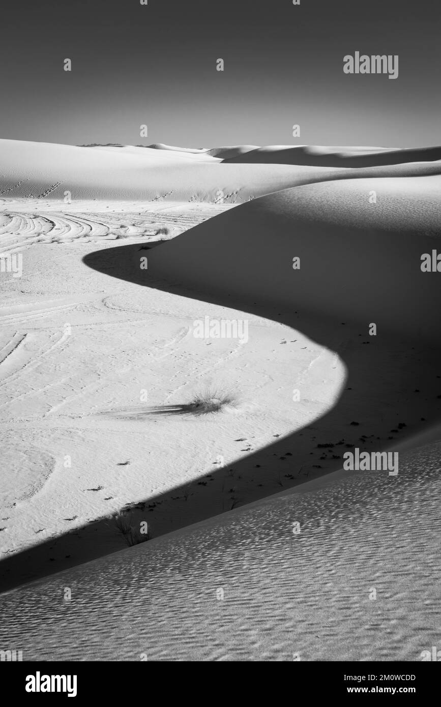 Photographie du parc national de White Sands, près d'Alamogordo, Nouveau-Mexique, États-Unis, lors d'une belle soirée d'automne. Banque D'Images