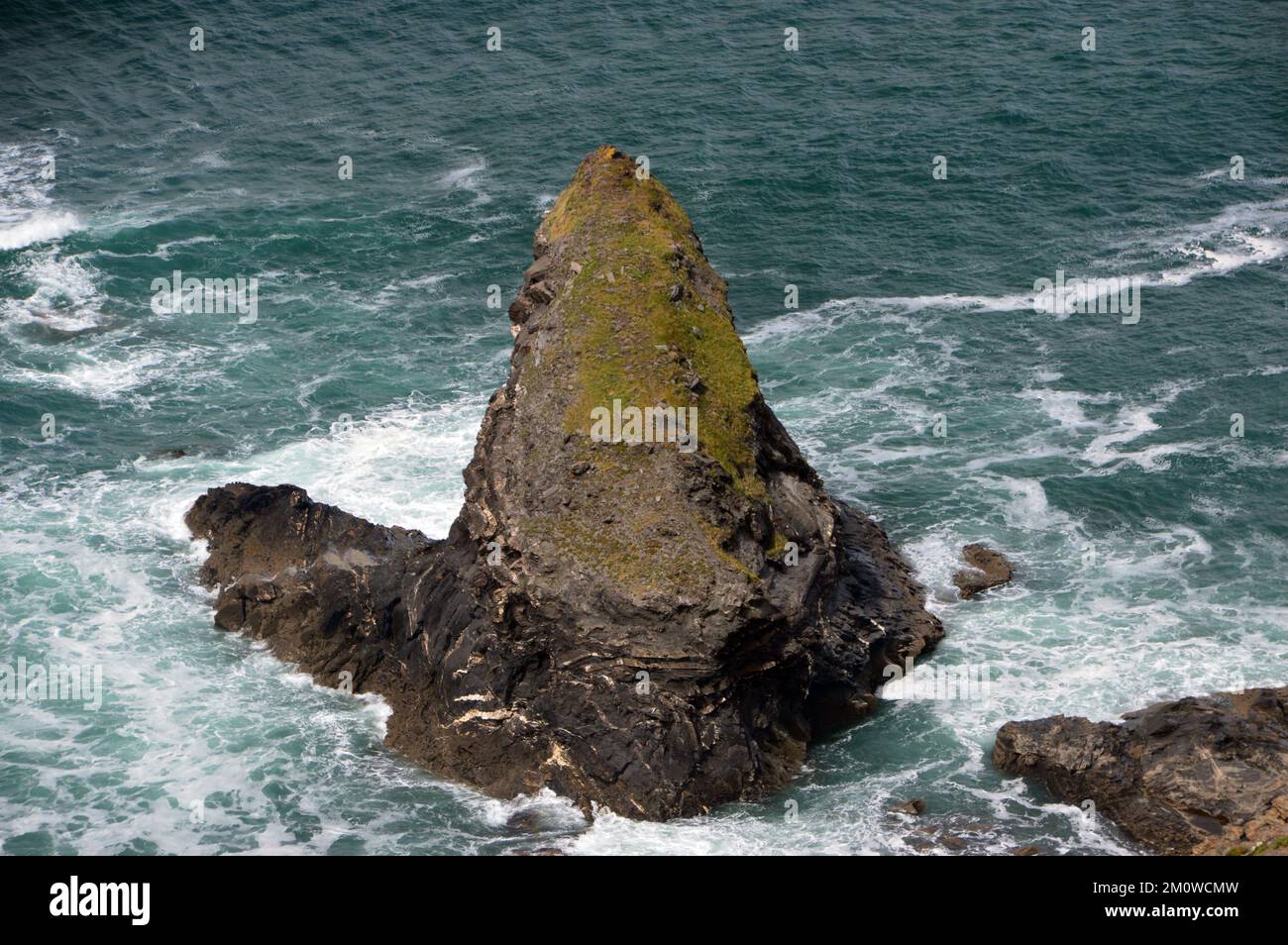Samphir Rock Sea Stack depuis les cornières du South West Coastal Path à Cornwall, Angleterre, Royaume-Uni. Banque D'Images