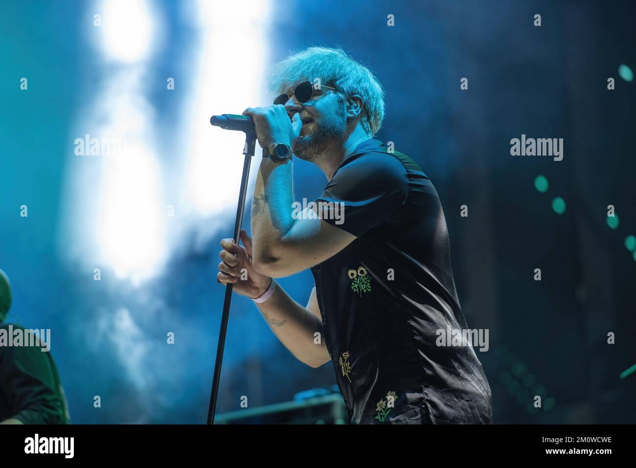 Galati, Roumanie - 17 septembre 2022: L'artiste Radu Osaciuc du groupe de bates de Dimitri se produit en direct sur scène au festival des sons du Rocher du Danube Banque D'Images