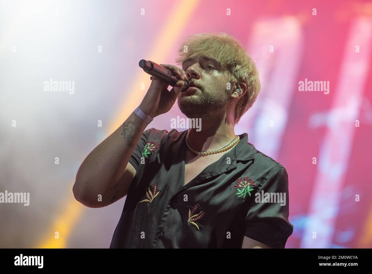 Galati, Roumanie - 17 septembre 2022: L'artiste Radu Osaciuc du groupe de bates de Dimitri se produit en direct sur scène au festival des sons du Rocher du Danube Banque D'Images