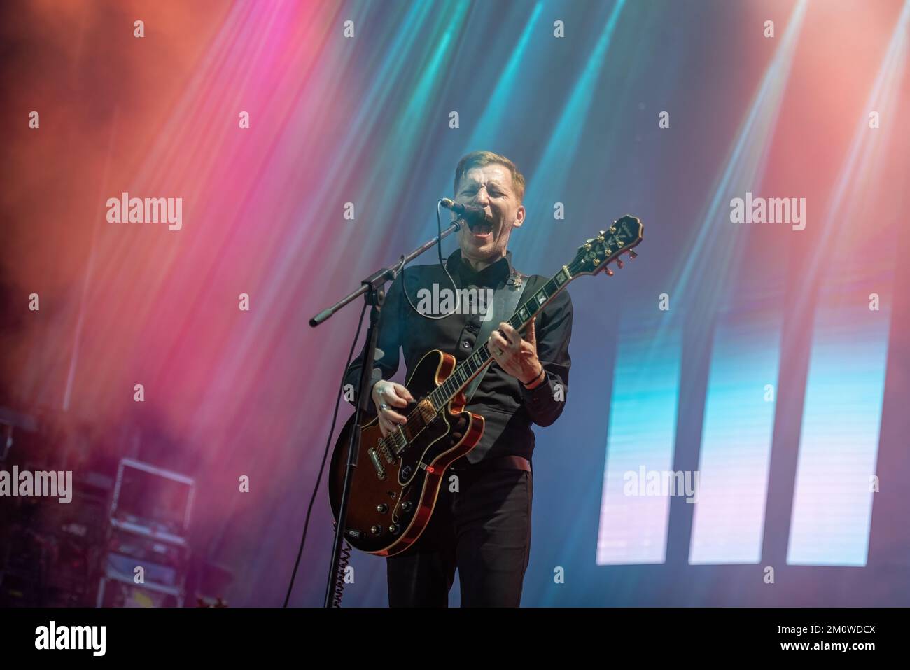 Galati, Roumanie - 18 septembre 2022: L'artiste Doru Trascau du groupe des Mono Jacks se produit en direct sur scène au festival des sons du Rocher du Danube Banque D'Images