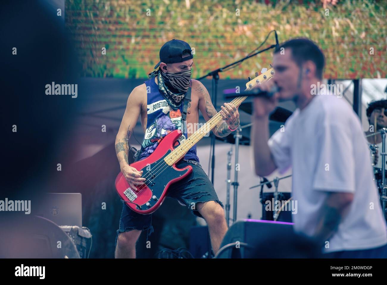 Galati, Roumanie - 18 septembre 2022: L'artiste Daniel Ionut Onel du groupe HVNDS se produit en direct sur scène au festival des sons du Rocher du Danube Banque D'Images