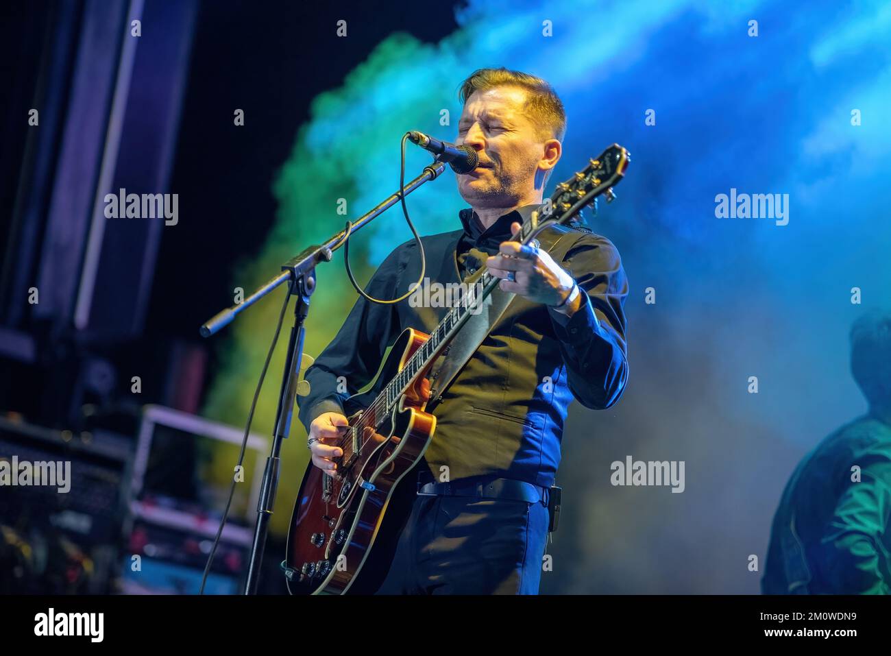 Galati, Roumanie - 18 septembre 2022: L'artiste Doru Trascau du groupe des Mono Jacks se produit en direct sur scène au festival des sons du Rocher du Danube Banque D'Images