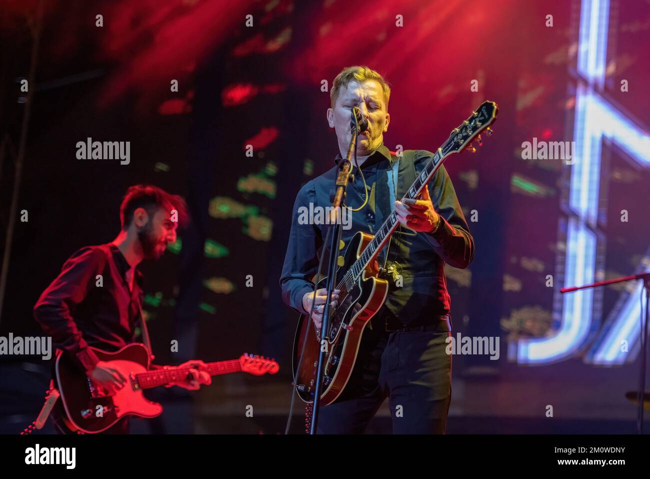 Galati, Roumanie - 18 septembre 2022: L'artiste Doru Trascau du groupe des Mono Jacks se produit en direct sur scène au festival des sons du Rocher du Danube Banque D'Images