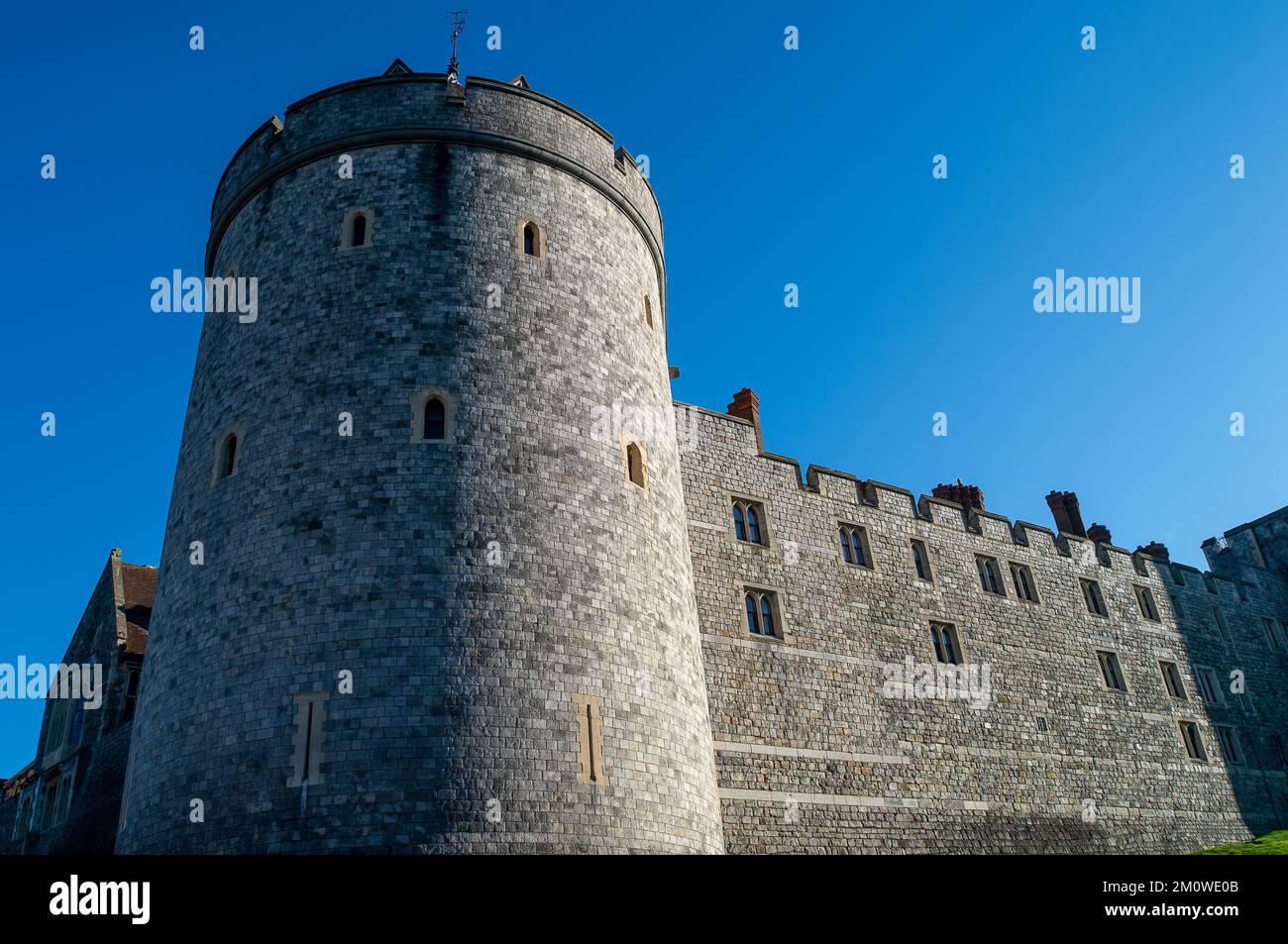 Windsor, Berkshire, Royaume-Uni. 8th décembre 2022. La tour du couvre-feu au château de Windsor. La très attendue série Harry and Meghan Netflix était disponible ce matin au Royaume-Uni. Beaucoup de Windsoriens seraient attristés de la série à la suite de l'effusion de l'amour qui a été donné à Harry et Meghan quand ils ont eu leur mariage à Windsor. Crédit : Maureen McLean/Alay Live News Banque D'Images