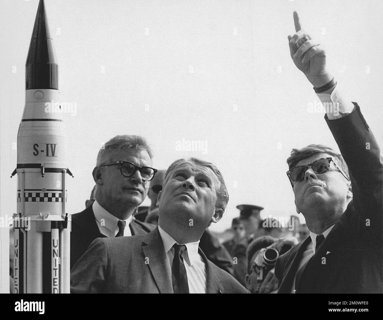 La Dre Wernher von Braun explique le système de lancement de Saturne au président John F. Kennedy. Robert Seamans, administrateur adjoint de la NASA, est à gauche de von Braun. Banque D'Images