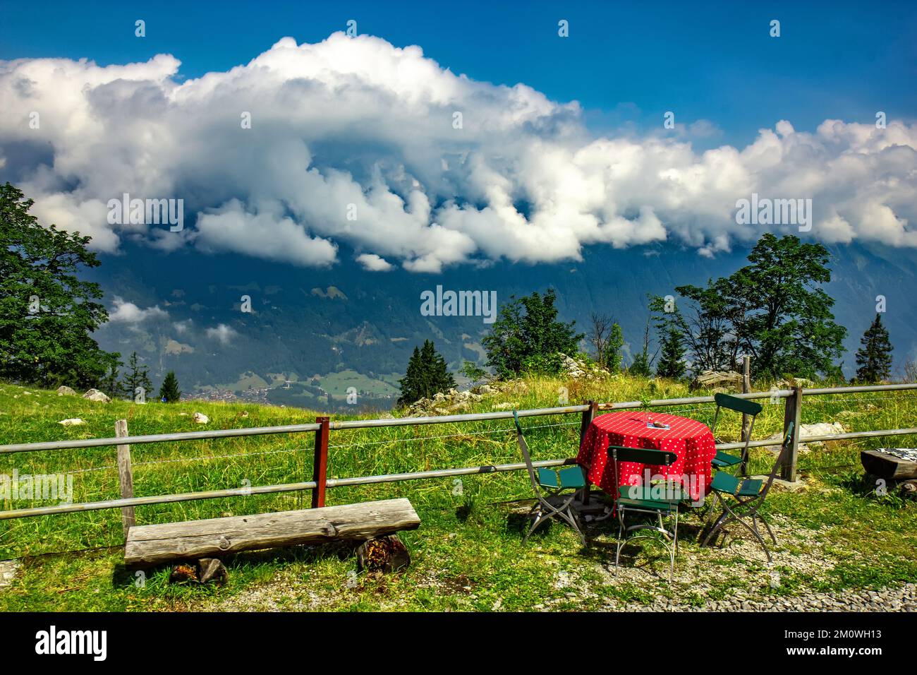 Vue de la montagne sur la ville d'Interlaken avec vue sur le lac Thun, Suisse Banque D'Images