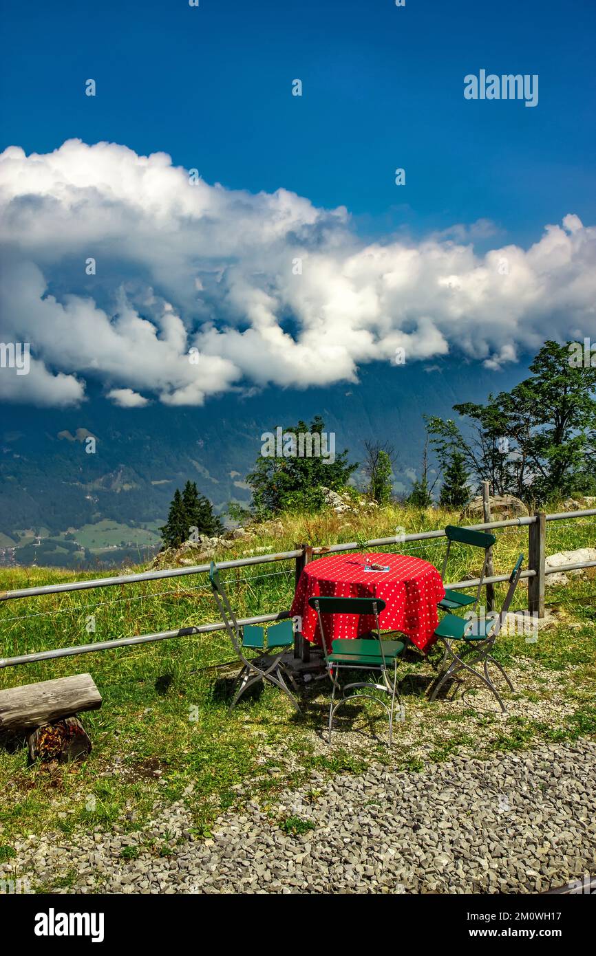 Vue de la montagne sur la ville d'Interlaken avec vue sur le lac Thun, Suisse Banque D'Images