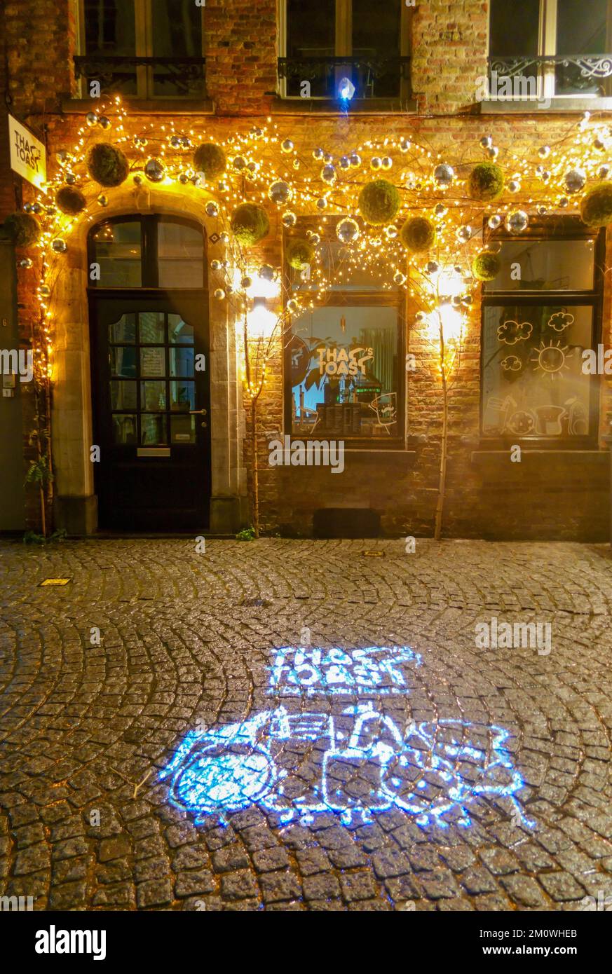 Un éclairage festif orne l'extérieur de ce restaurant de brunch à Bruges, Belguim. Novembre 2022. Banque D'Images