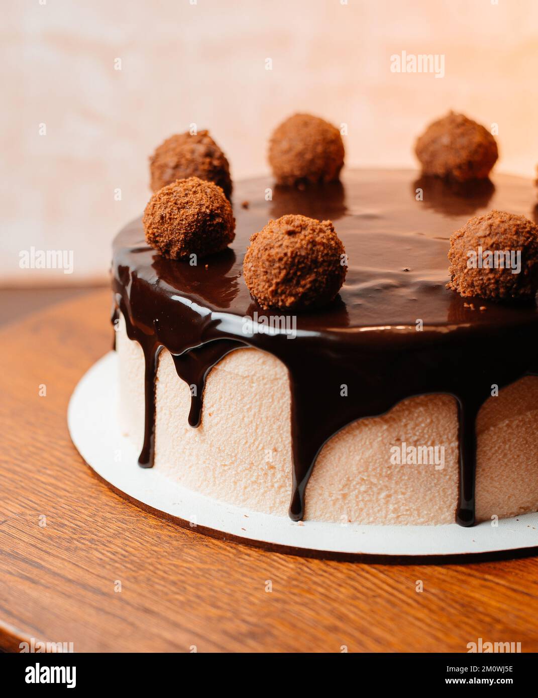 Assiette avec un délicieux gâteau au chocolat maison sur la table Banque D'Images
