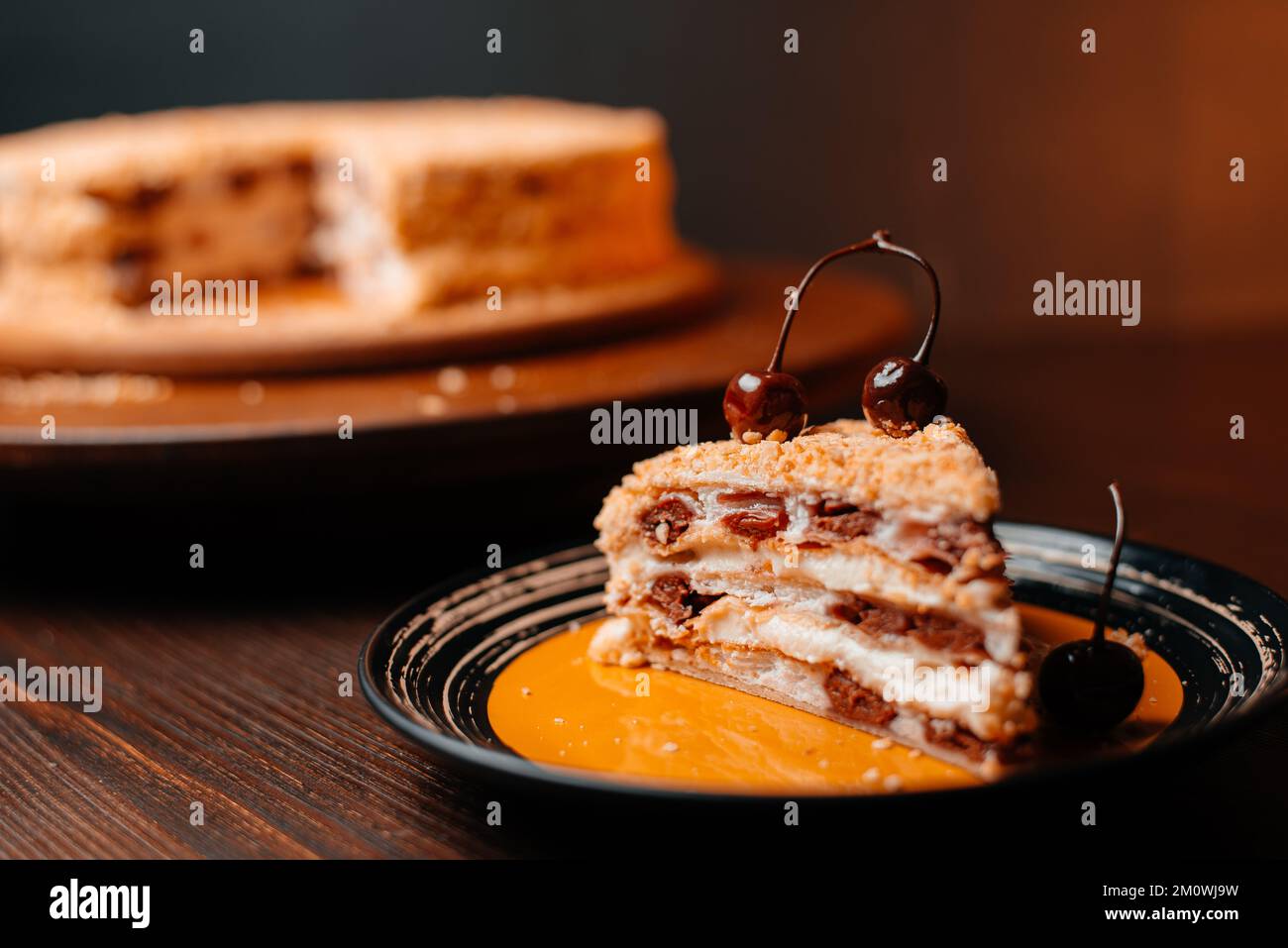 gâteau de cerise cuit sur une planche à gâteau en bois Banque D'Images