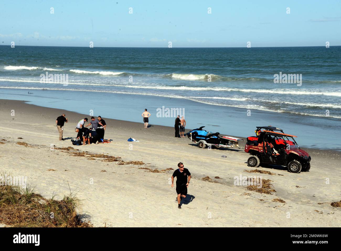 Indialantic, Comté de Brevard, Floride, États-Unis. 7 décembre 2022. Une autre personne s'est noyée sur les plages du comté de Brevard c'est la troisième noyade en trois jours. Les courants de rip ont été traître au cours de la semaine dernière et ne devraient pas diminuer de sitôt. Les sauveteurs retirent la personne du surf et ont tenté des mesures de sauvetage, mais il a été déclaré mort sur les lieux. Crédit : Julian Leek/Alay Live News Banque D'Images