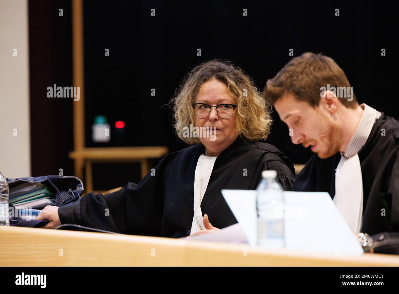 Des avocats non identifiés photographiés lors de la session de constitution du jury au procès assizes Frédéric Lepoint devant le tribunal d'assises de la province de Hainaut à Mons, jeudi 08 décembre 2022. Lepoint est accusé du meurtre de sa femme Aline Thirion en 2014. BELGA PHOTO KURT DESPLENTER Banque D'Images