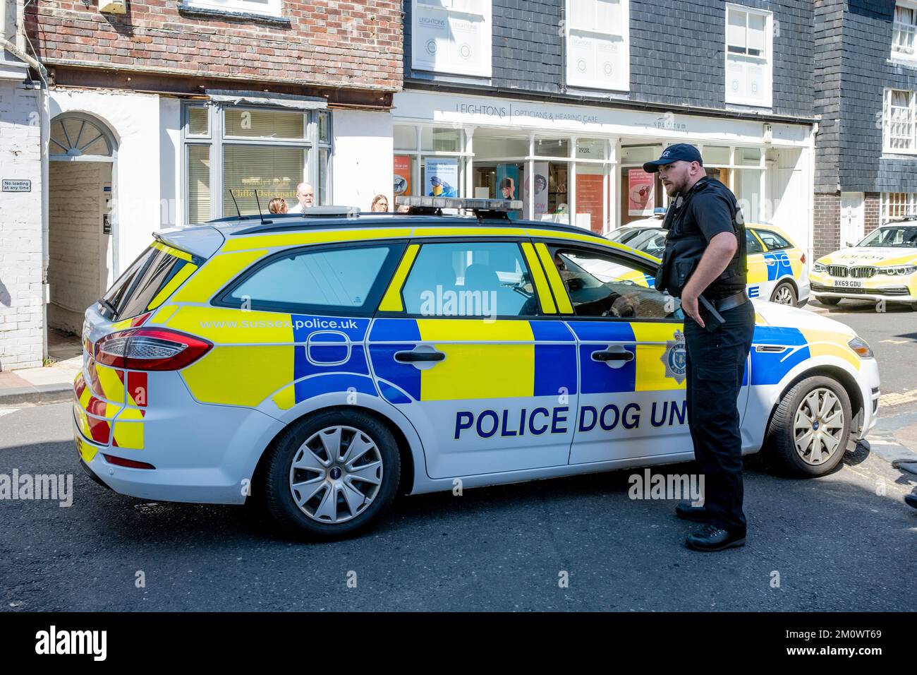 Une voiture de police arrive à un incident au large de High Street , Lewes, East Sussex, Royaume-Uni. Banque D'Images