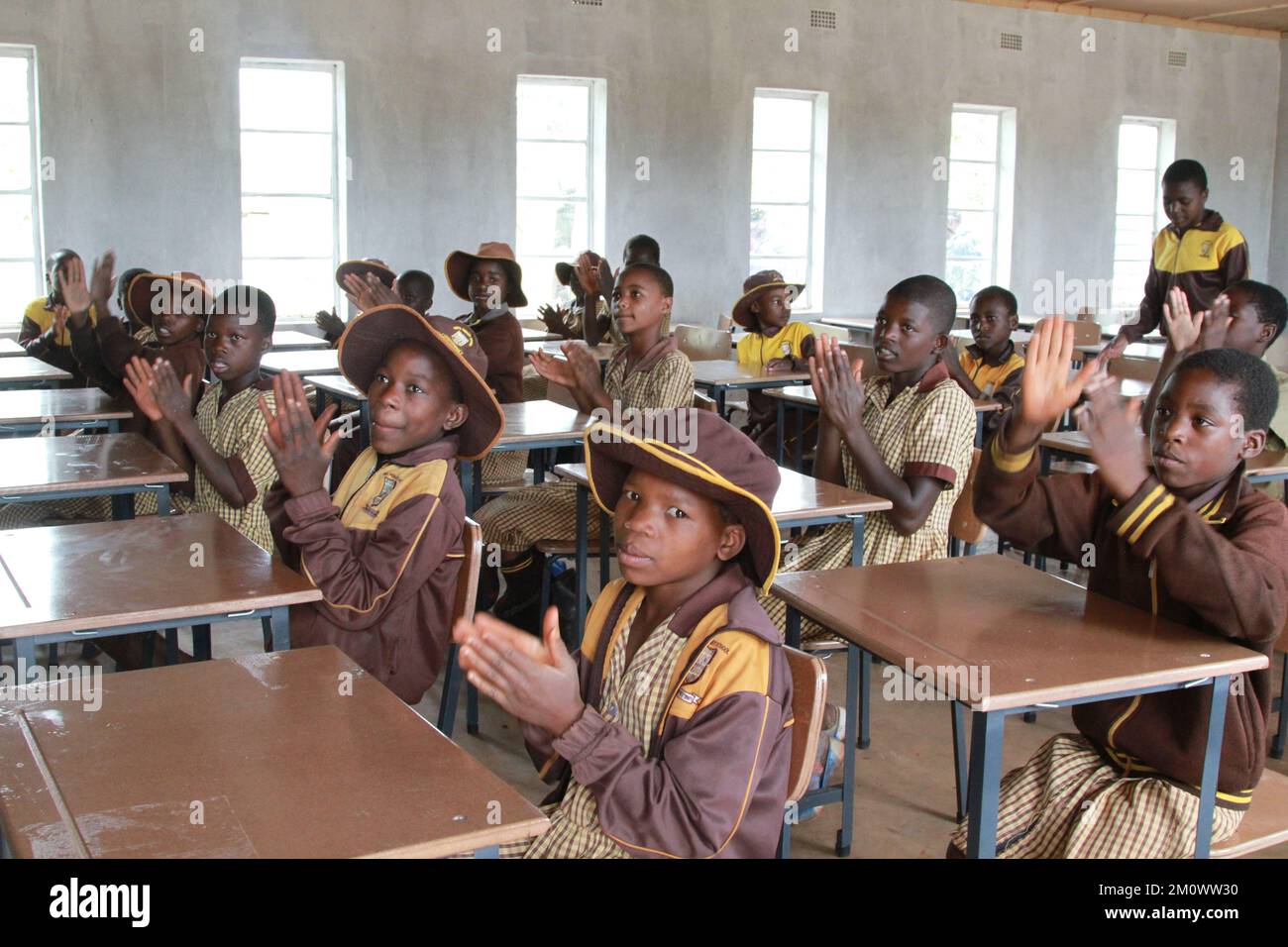 Goromonzi, Zimbabwe. 7th décembre 2022. Les élèves sont vus dans une salle de classe à l'école primaire de Vhuta dans le district de Goromonzi, Zimbabwe, 7 décembre 2022. Une entreprise chinoise a remis deux blocs de salles de classe et de mobilier à une école locale dans le cadre de ses initiatives de responsabilité sociale d'entreprise visant à améliorer l'éducation locale.POUR ALLER AVEC « Feature: Une entreprise chinoise donne des blocs de salle de classe à une école zimbabwéenne » crédit: Tafara Mugwara/Xinhua/Alay Live News Banque D'Images