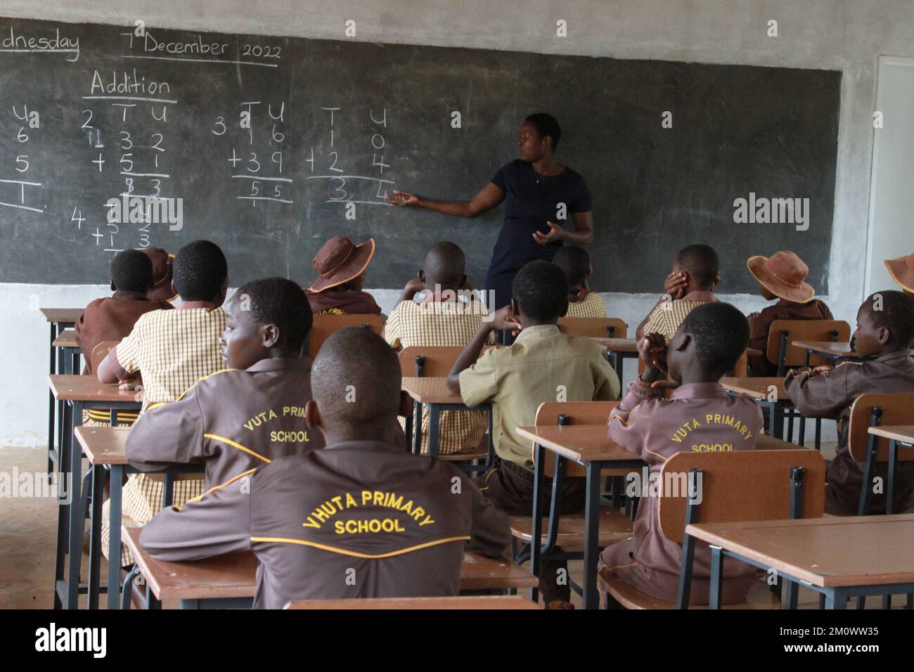 Goromonzi, Zimbabwe. 7th décembre 2022. Un professeur enseigne les mathématiques à l'école primaire de Vhuta, dans le district de Goromonzi, au Zimbabwe, le 7 décembre 2022. Une entreprise chinoise a remis deux blocs de salles de classe et de mobilier à une école locale dans le cadre de ses initiatives de responsabilité sociale d'entreprise visant à améliorer l'éducation locale.POUR ALLER AVEC « Feature: Une entreprise chinoise donne des blocs de salle de classe à une école zimbabwéenne » crédit: Tafara Mugwara/Xinhua/Alay Live News Banque D'Images
