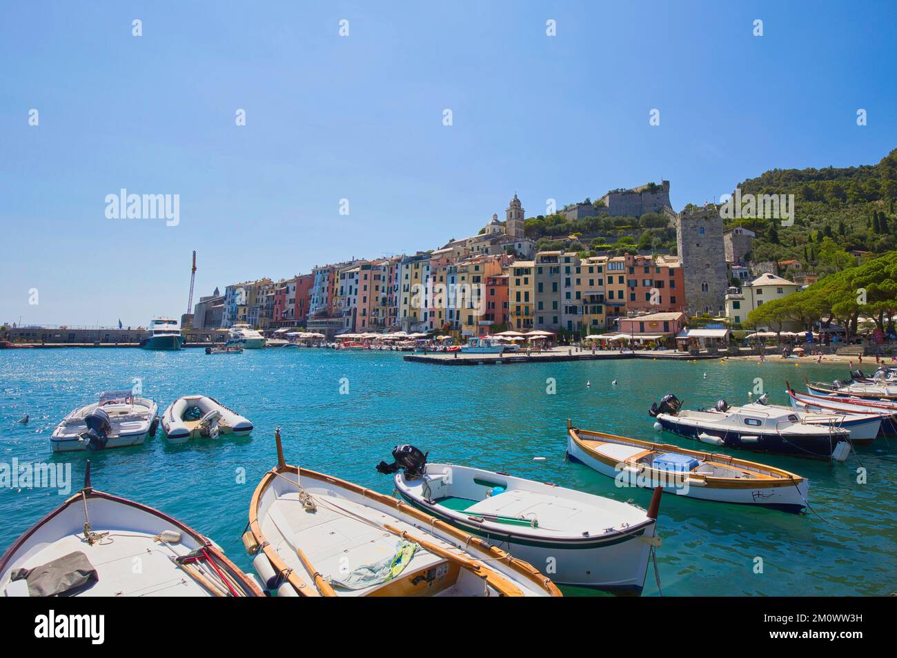 Porto Venere, la Spezia, Ligurie, Italie - 05 août 2022 : Bateaux à moteur et maisons colorées à la Terrazza del Porto. Banque D'Images