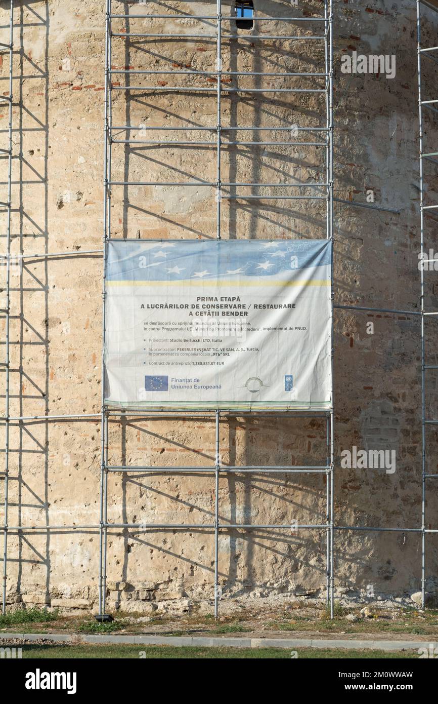 Bendery, Moldavie - 12 novembre 2022 : une affiche sur le mur de la forteresse de Tighina informant de la première phase de la rénovation de la forteresse, Banque D'Images