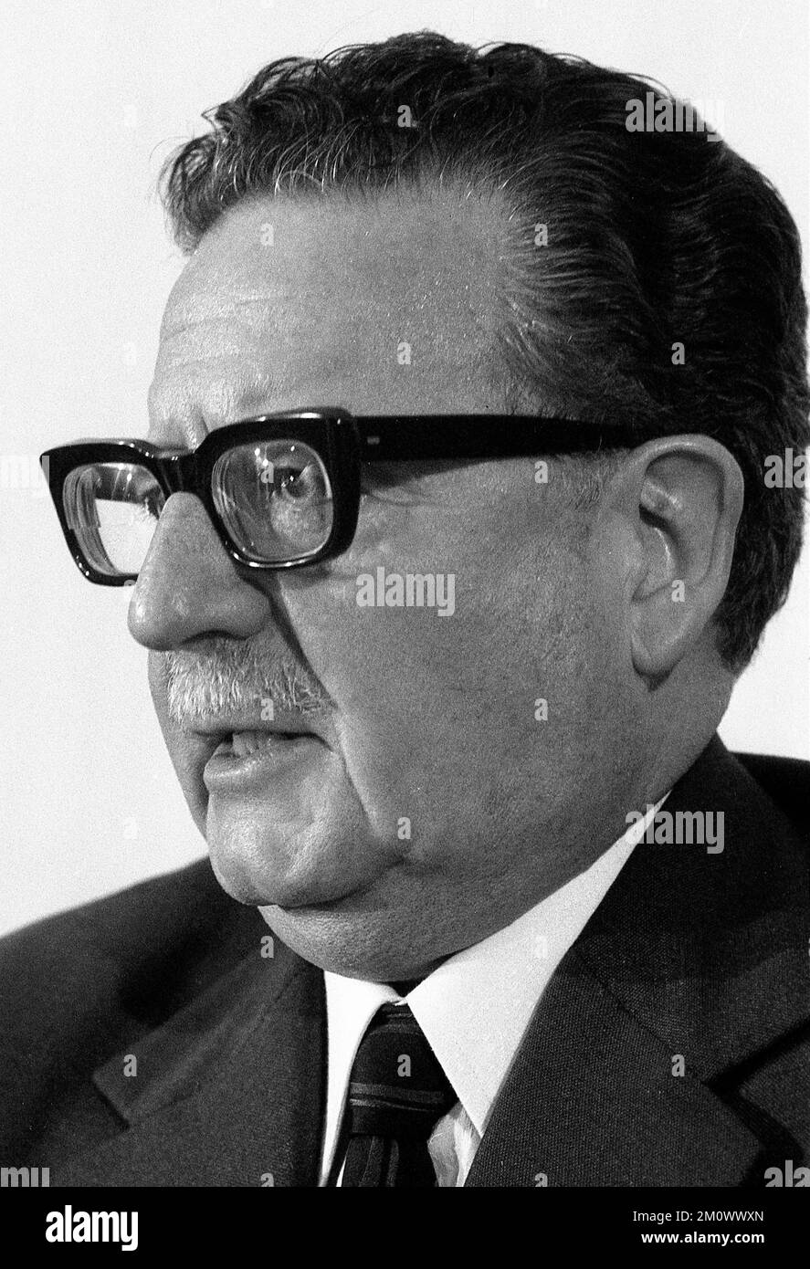 Salvador Allende, politicien chilien et président du Chili, lors d'une conférence de presse à l'ambassade du Chili à Buenos Aires, en Argentine. Il a assisté à l'inauguration de Héctor J. Cámpora en tant que Président de l'Argentine le 1973 mai. Quelques mois plus tard, le 1973 septembre, il se suicide dans son bureau lors de la prise de contrôle du général Augusto Pinochet Ugarte. Banque D'Images