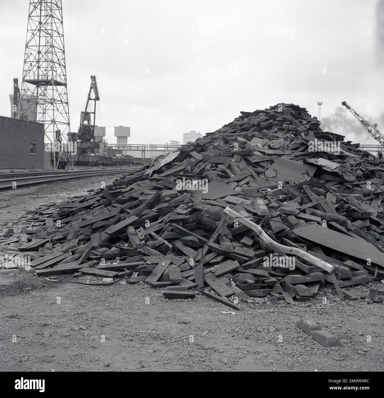 Années 1950, historique, aciéries, une pile de déchets industriels reposait dans une pile à l'extérieur de l'abbaye de Port Talbot, pays de Galles du Sud, Royaume-Uni. Banque D'Images