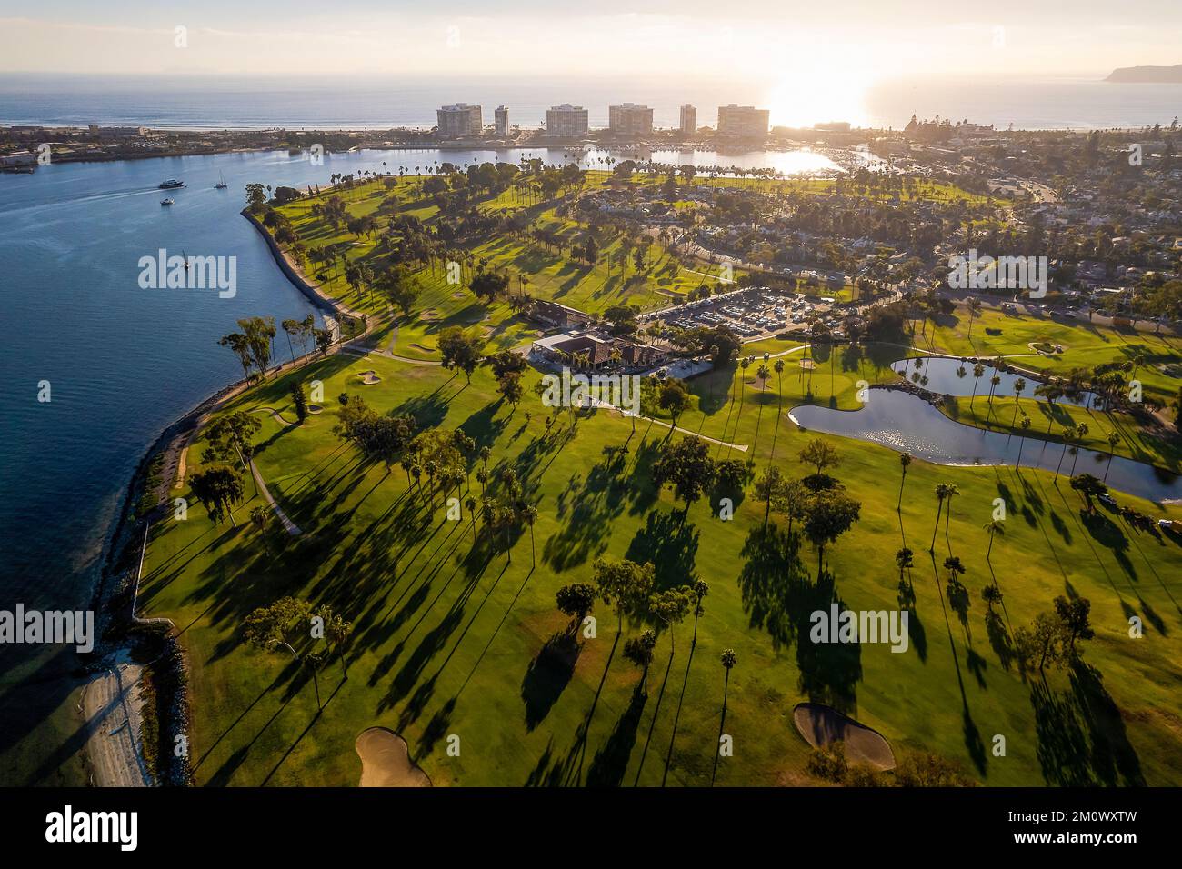 Parcours de golf d'Aerial of Coronado au coucher du soleil avec vue sur la plage de Coronado et l'océan Pacifique Banque D'Images