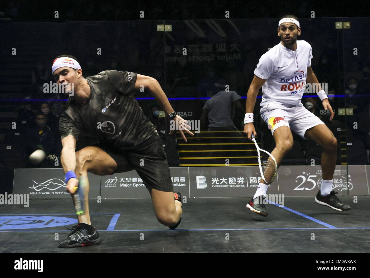 Diego Elias (PER) contre Mohamed ElShorbagy (ENG), Diego (T-shirt noir) remporte (7-11, 11-3, 6-11, 11-5, 11-7) la demi-finale de l'Open de squash de Hong Kong au Hong Kong Park Sports Center. 03DEC22 SCMP/Dickson Lee Banque D'Images