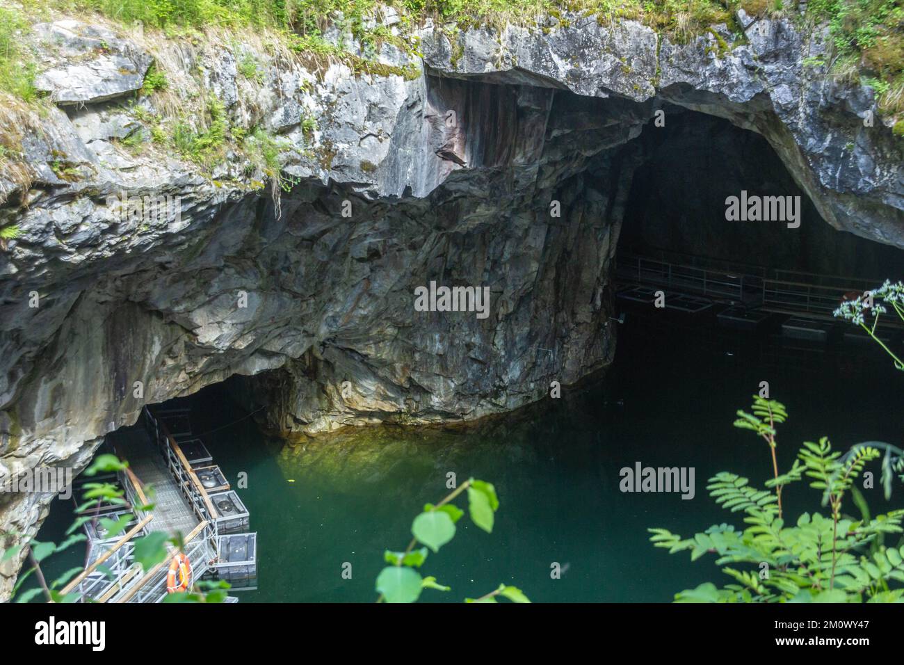 Lac souterrain dans le parc Ruskeala, Carélie, Russie. Vue de dessus Banque D'Images