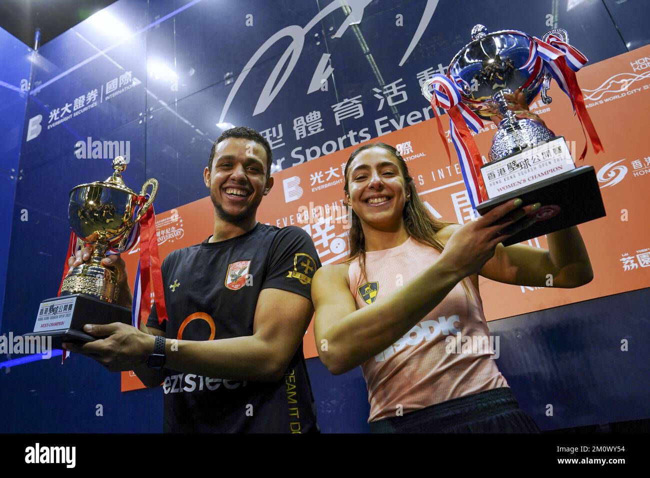 Mostafa Asal (à gauche) et Hania El Hammamy (à droite) gagnent le match final des champions des hommes et des femmes de l'Open de squash de Hong Kong au Hong Kong Park Sports Center, 04DEC22. SCMP / Elson Li Banque D'Images