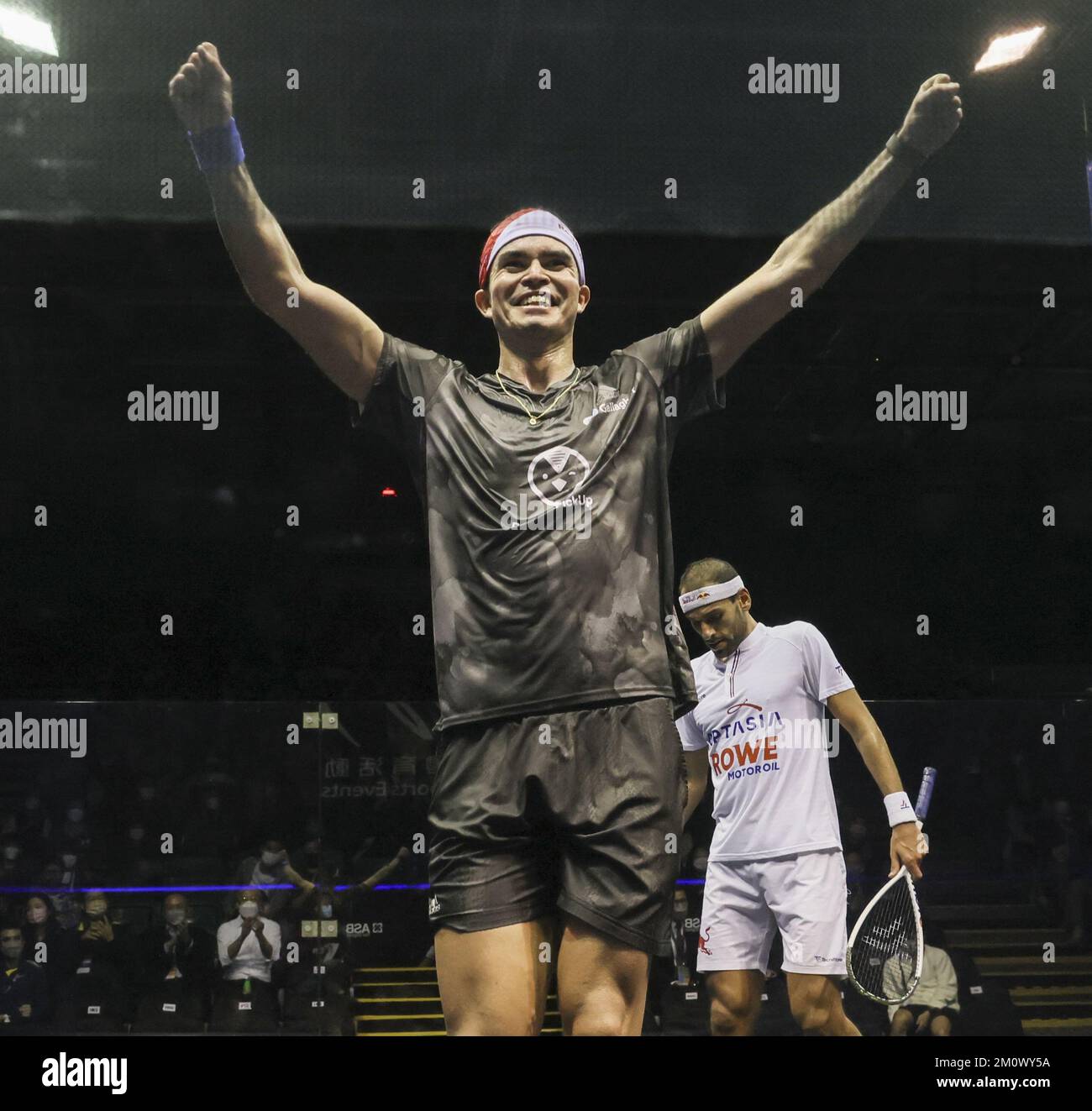 Diego Elias (PER) contre Mohamed ElShorbagy (ENG), Diego (T-shirt blanc) remporte la demi-finale de l'Open de squash de Hong Kong au Hong Kong Park Sports Center. 03DEC22 SCMP/Dickson Lee Banque D'Images