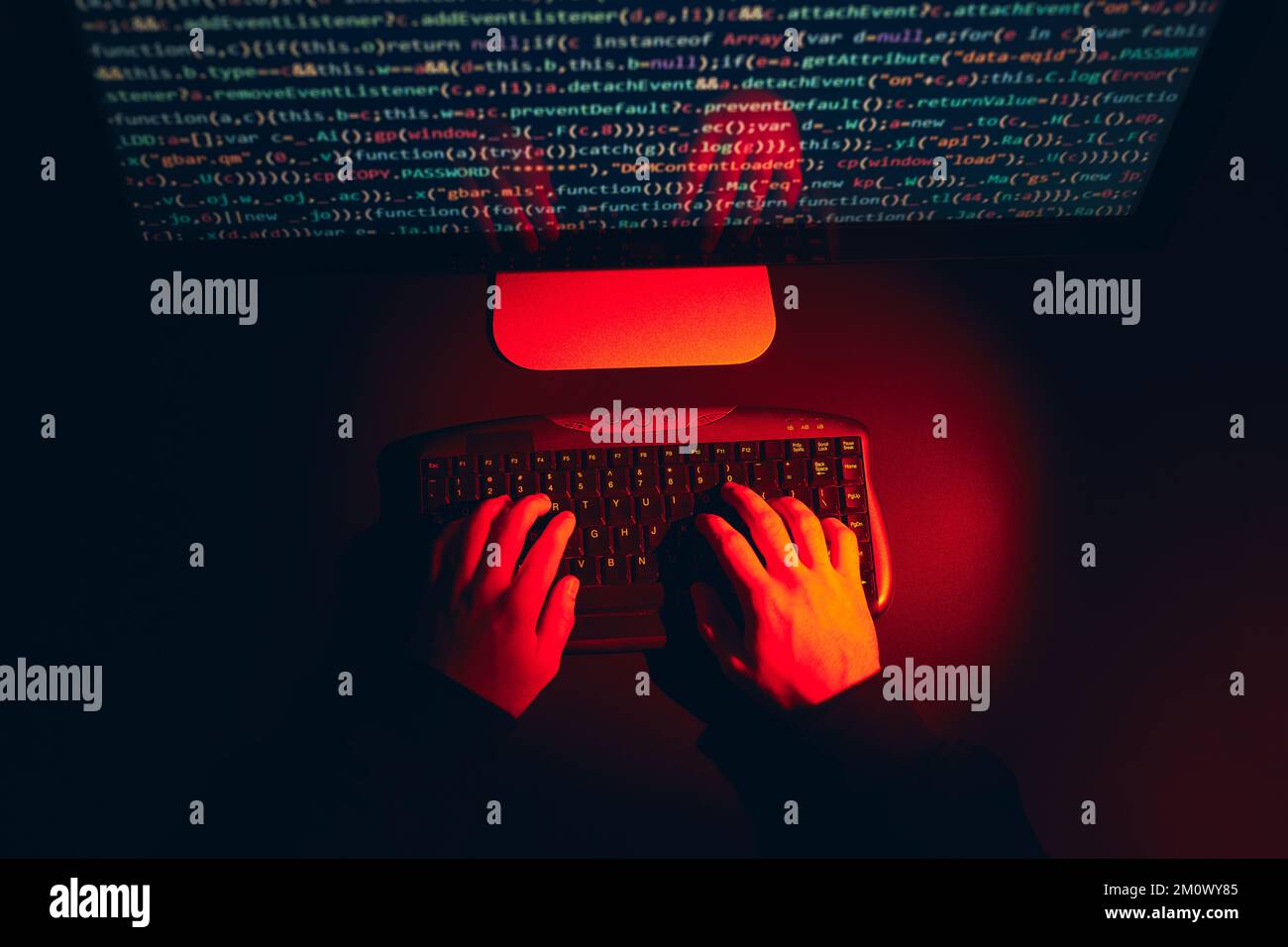 Homme utilisant l'ordinateur et la programmation pour briser le code. Cyber-menace de sécurité. Internet et sécurité réseau. Vol d'informations privées. Personne utilisant te Banque D'Images