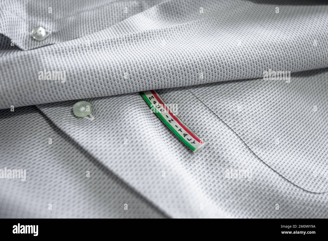 Étiquette en Italie sur une chemise en coton blanc Banque D'Images