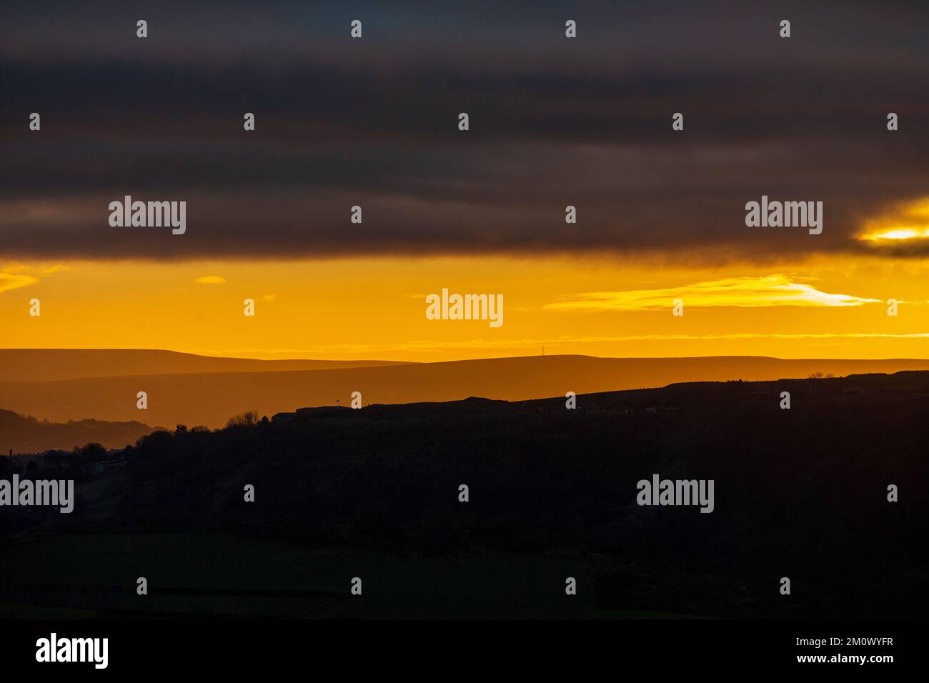 West Yorkshire, Royaume-Uni. 8th décembre 2022. Météo Royaume-Uni. Le soleil se couche sur les collines de Pennine de Calvaire et de la vallée de Calder tandis que la température devrait tomber sous le point de congélation à mesure que le temps hivernal s'empare du Royaume-Uni. Crédit : Windmill Images/Alamy Live News Banque D'Images