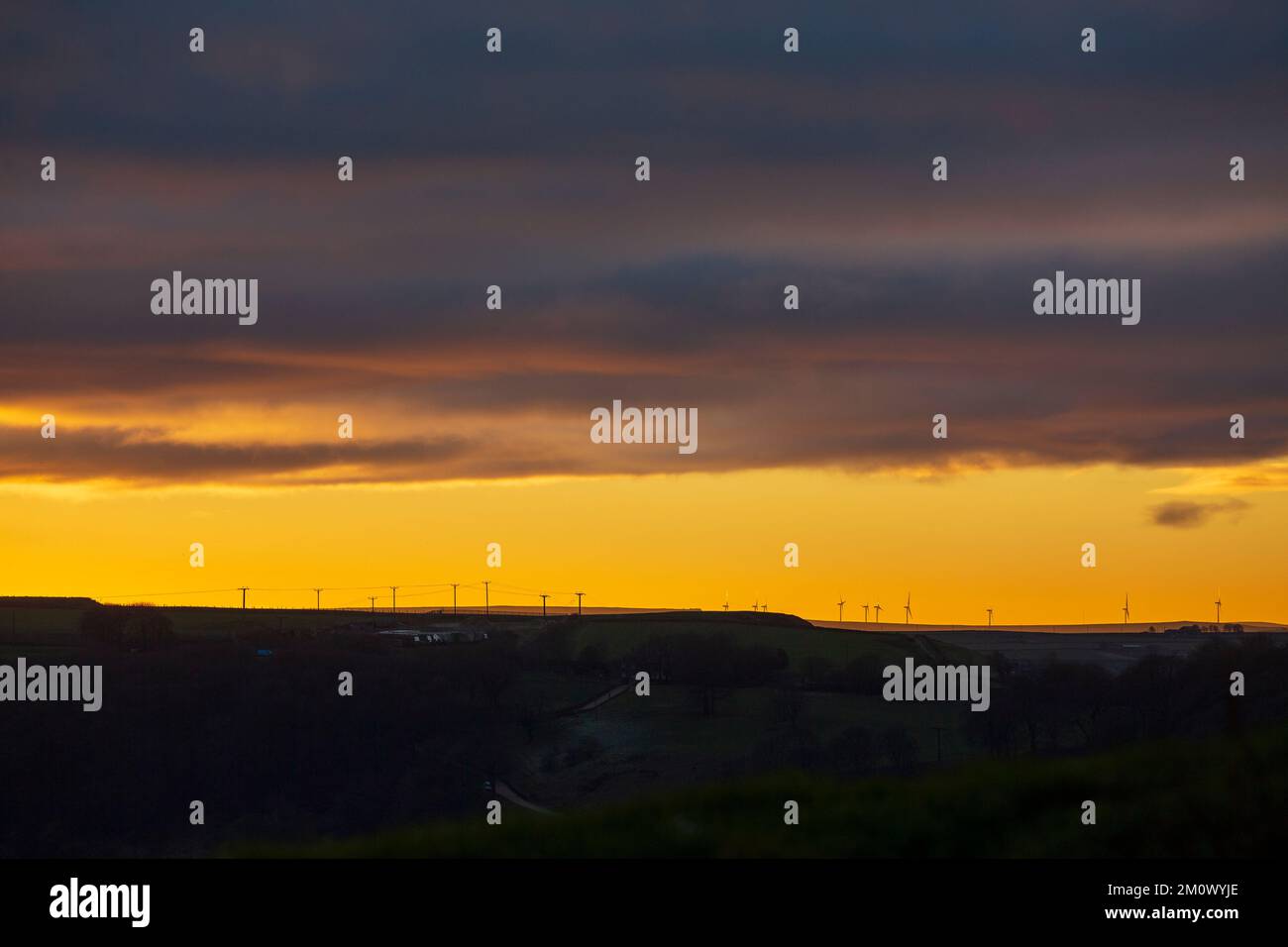 West Yorkshire, Royaume-Uni. 8th décembre 2022. Météo Royaume-Uni. Le soleil se couche sur les collines de Pennine de Calvaire et de la vallée de Calder tandis que la température devrait tomber sous le point de congélation à mesure que le temps hivernal s'empare du Royaume-Uni. Crédit : Windmill Images/Alamy Live News Banque D'Images