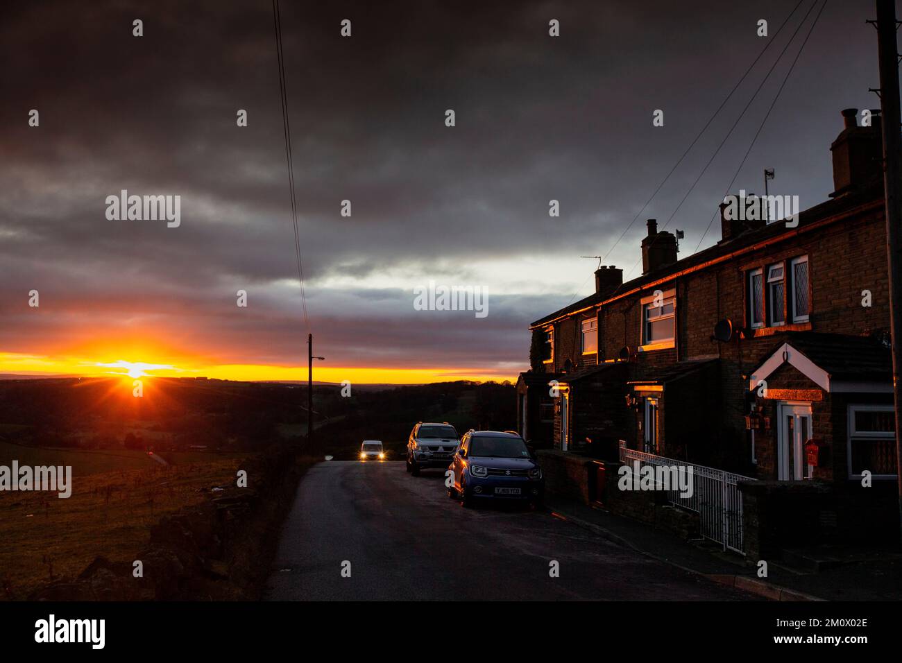 West Yorkshire, Royaume-Uni. 8th décembre 2022. Météo Royaume-Uni. Le soleil se couche sur les collines de Pennine de Calvaire et de la vallée de Calder tandis que la température devrait tomber sous le point de congélation à mesure que le temps hivernal s'empare du Royaume-Uni. Crédit : Windmill Images/Alamy Live News Banque D'Images