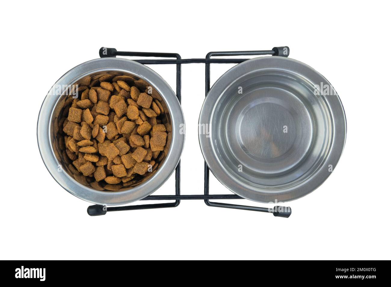 Nourriture sèche et eau pour chat ou chien dans des bols métalliques isolés sur un fond blanc. Vue de dessus. Banque D'Images