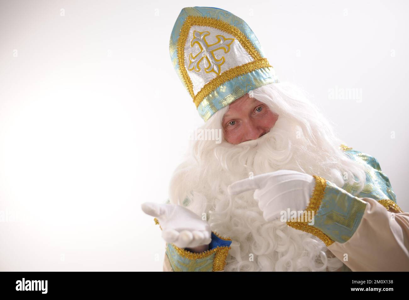 Conte de fées 12 mois Nicholas le Wonderworker, Saint Nicholas hiver mois janvier février décembre l'attention compte un, deux, trois, pointant avec le doigt et puis quelque chose se passe avec les mains Banque D'Images