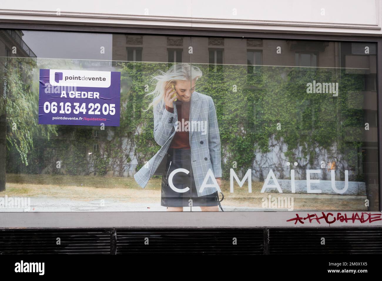 Magasin fermé de la marque Camaieu à Paris, France sur 8 décembre 2022. La marque prêt-à-porter Celio achète la marque Camaïeu pour 1,8 millions d'euros aux enchères. La marque française Camaieu a été liquidée fin septembre, laissant environ 2 100 salariés au chômage. Les représentants des employés de la marque GO SPORT s'inquiètent de l'avenir de la marque, propriété de la financière immobilière bordelaise, ancienne actionnaire de Camaïeu, après le départ de leur directeur général. Photo de Pierrick Villette/ABACAPRESS.COM Banque D'Images